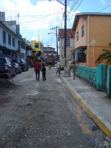 une allée typique du centre ville de port Antonio