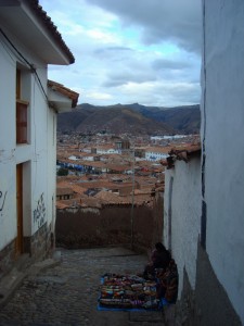Une rue de Cusco avec son vendeur. Une vue classique ici