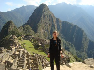 Pivotez votre tête sur la droite, puis admirez les montagnes de derrière ayant la forme d'un visage Inca. Pas mal hein ? Le nez correspond au Wayna Pichu